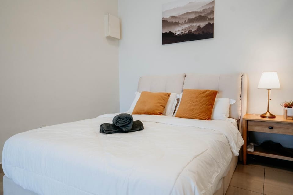 Bed, towels