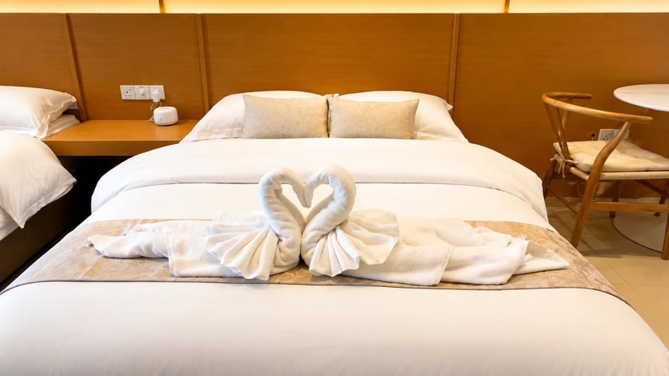 Bed, towels