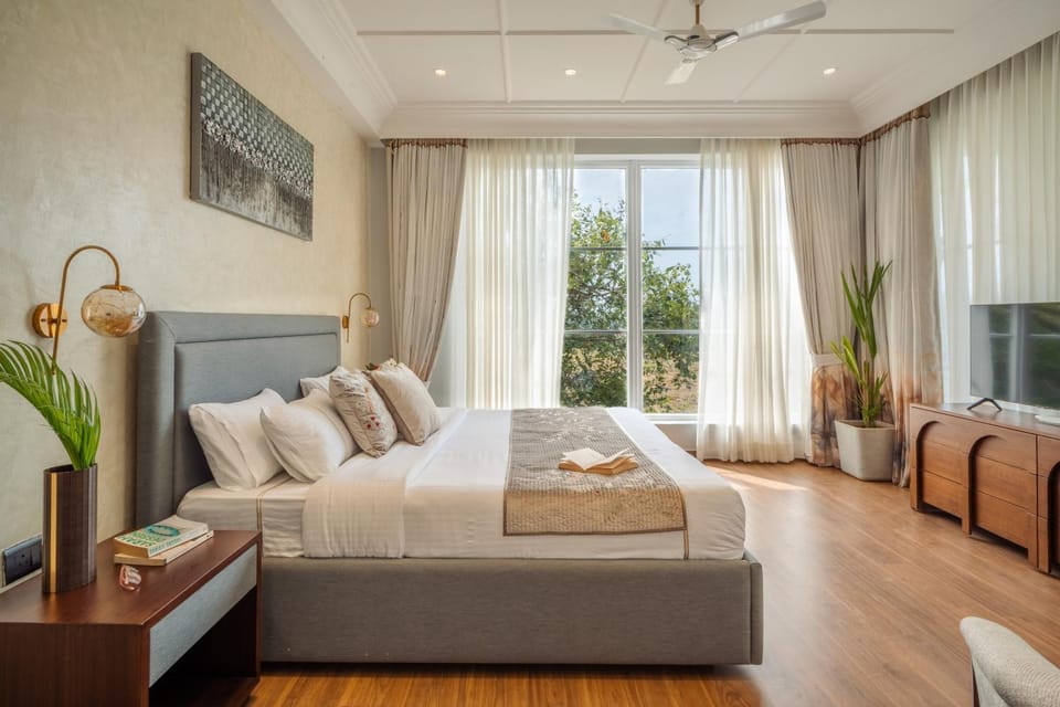 Bed, TV and multimedia, Living room, Photo of the whole room, Seating area, Bedroom, towels