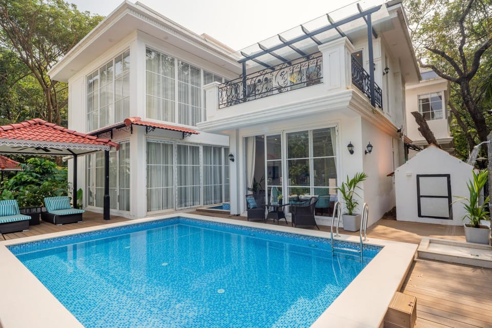 Property building, Patio, Day, Garden, Garden view, Pool view, Swimming pool, sunbed