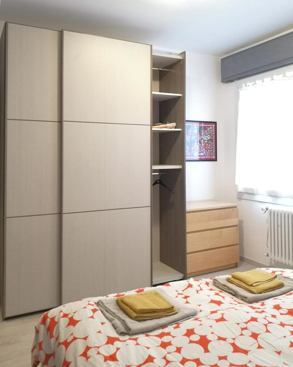 Bed, Photo of the whole room, Bedroom, internet, towels, wardrobe