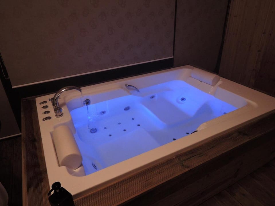 Hot Tub, Hot Tub, Spa and wellness centre/facilities