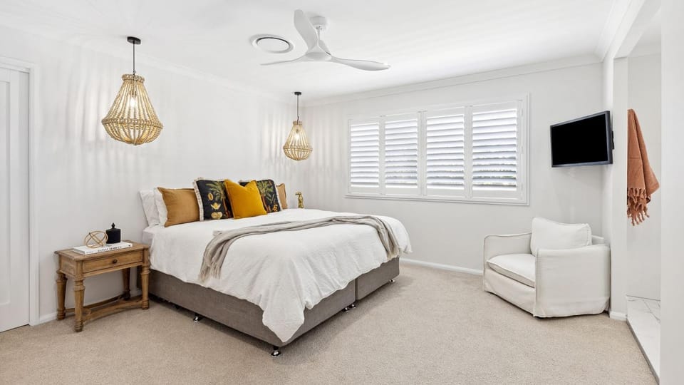 Bed, TV and multimedia, Bedroom
