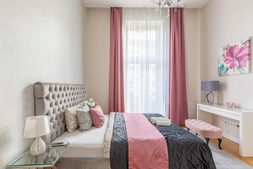 Bed, Photo of the whole room, Seating area, Bedroom