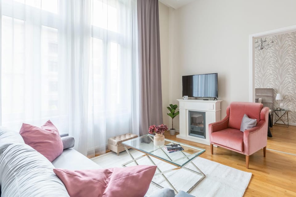TV and multimedia, Living room, Seating area, Evening entertainment