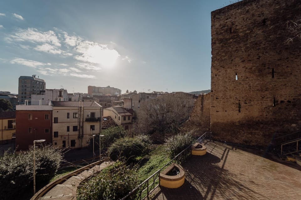 Property building, Day, Natural landscape, City view, Landmark view, Location, Parking