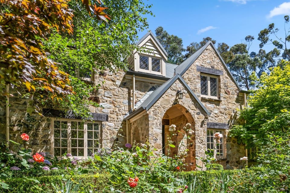 FROGWELL HOLLOW immerse into an idyllic fairytale House in Stirling