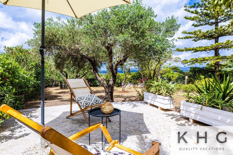 Théa Lassi 2 bedroom apartment, Garden level Apartment in Argostolion