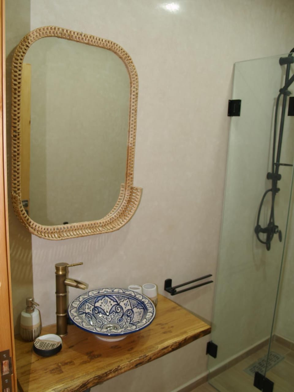Shower, Toilet, Bathroom, Decorative detail, towels