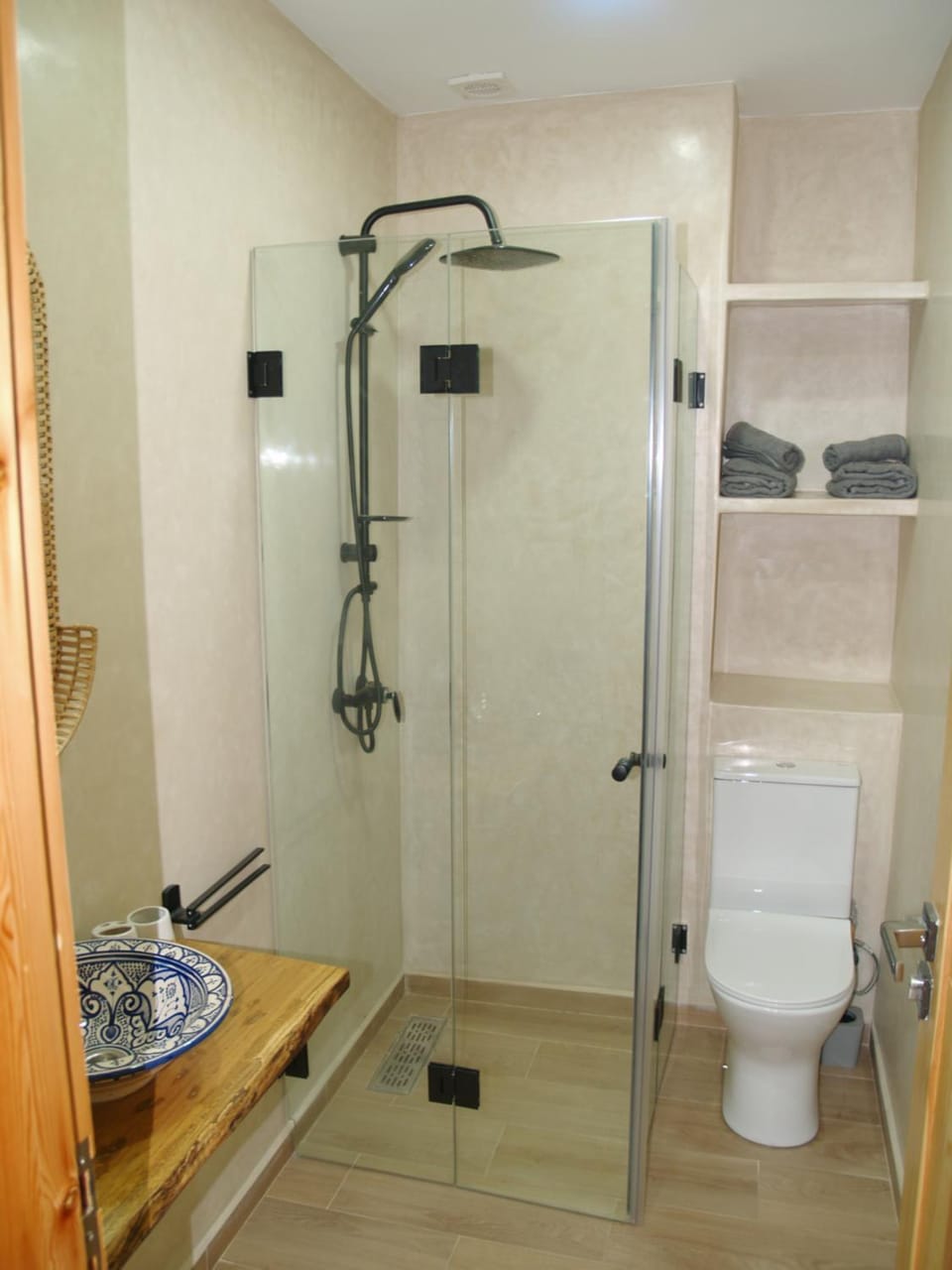 Shower, Toilet, Bathroom, Decorative detail, towels