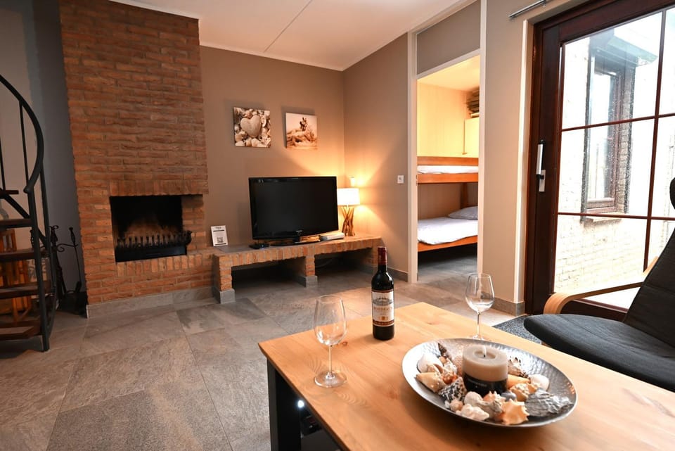 Bed, TV and multimedia, Living room, Seating area, Bedroom