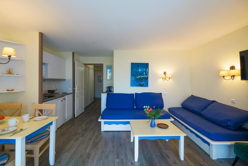 Kitchen or kitchenette, Living room