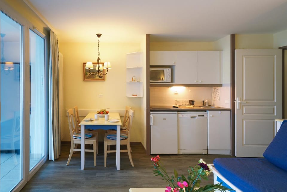 Kitchen or kitchenette, minibar