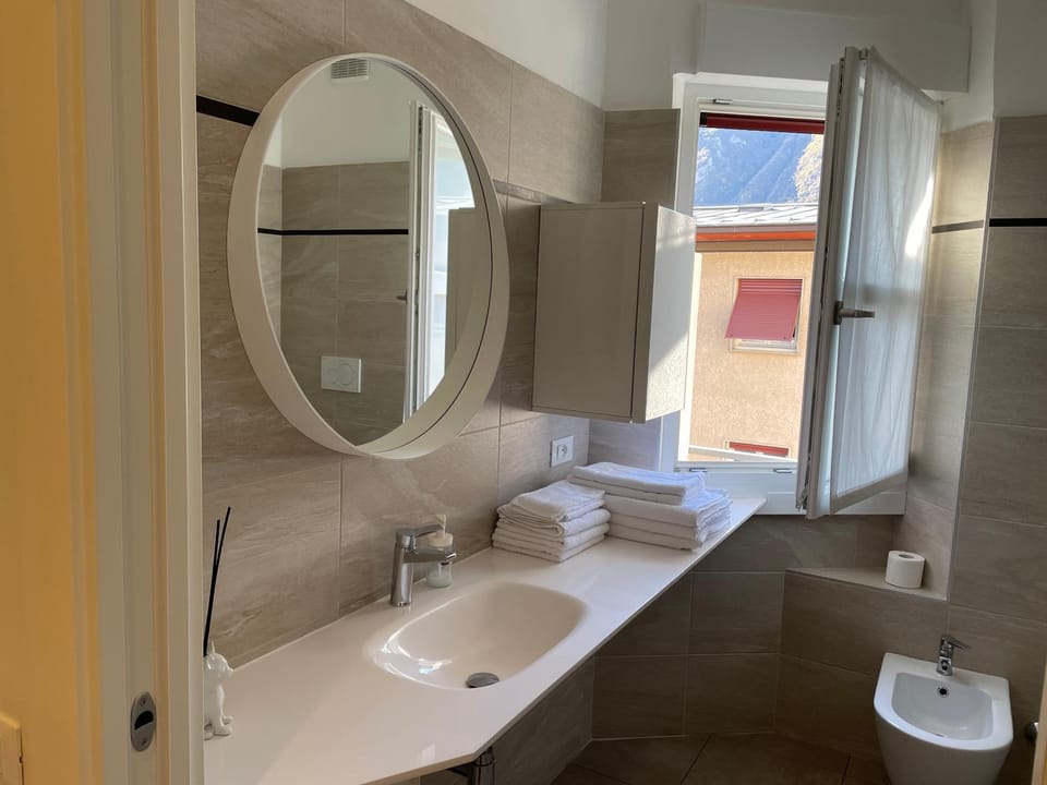 Toilet, Bathroom, bidet, towels