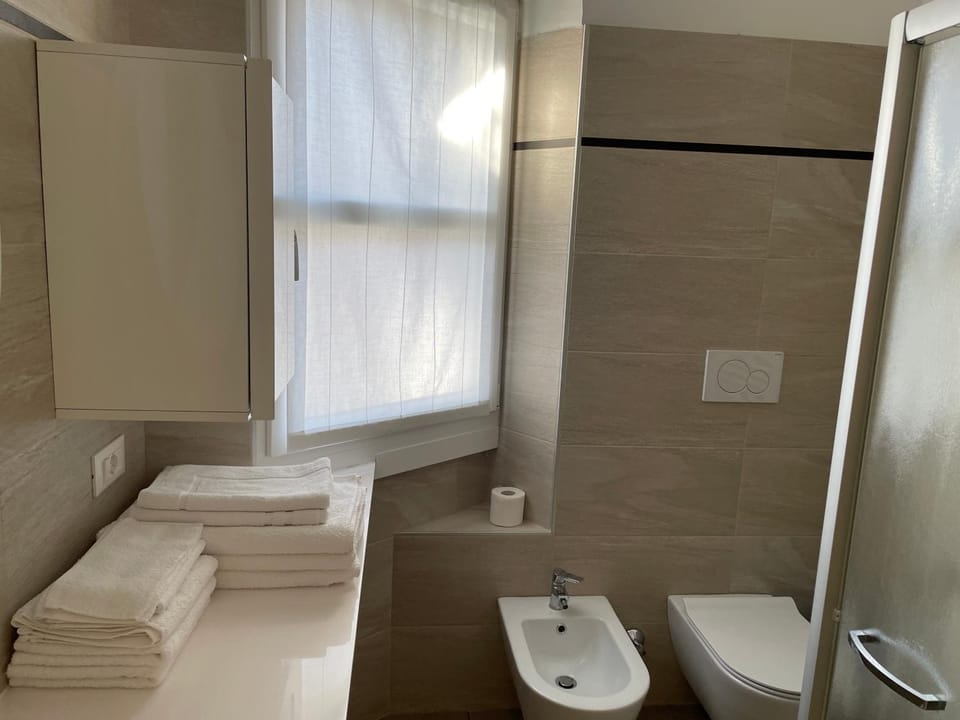 Shower, Toilet, Bathroom, bidet, towels