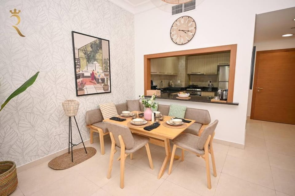 Coffee/tea facilities, Kitchen or kitchenette, Living room, Food and drinks, Seating area, Dining area, Food, minibar