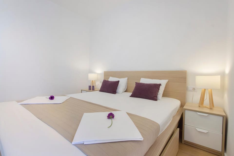 Bed, Bedroom, towels