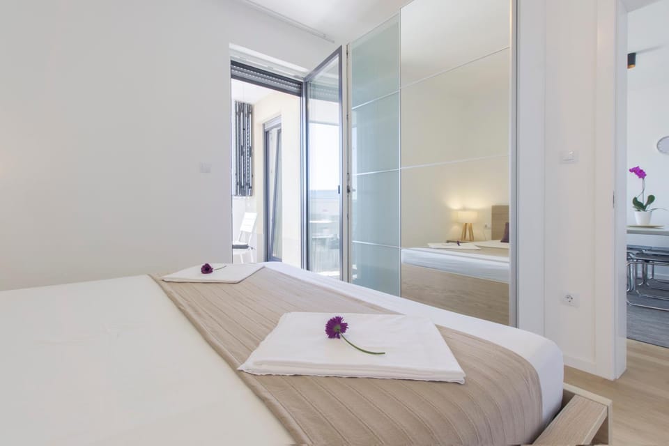Bed, Bedroom, towels
