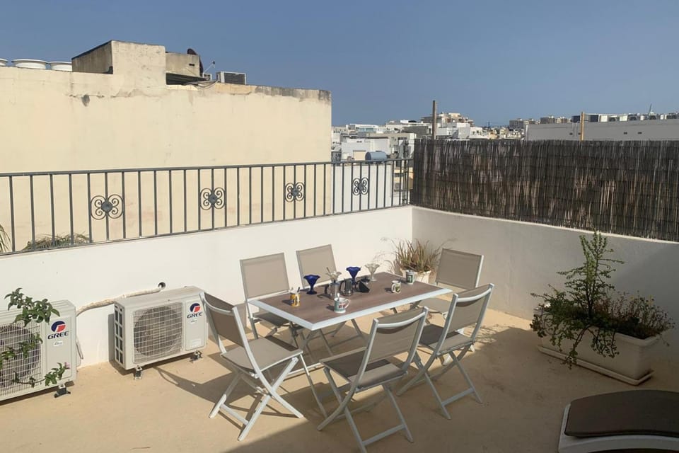 Balcony/Terrace, Area and facilities