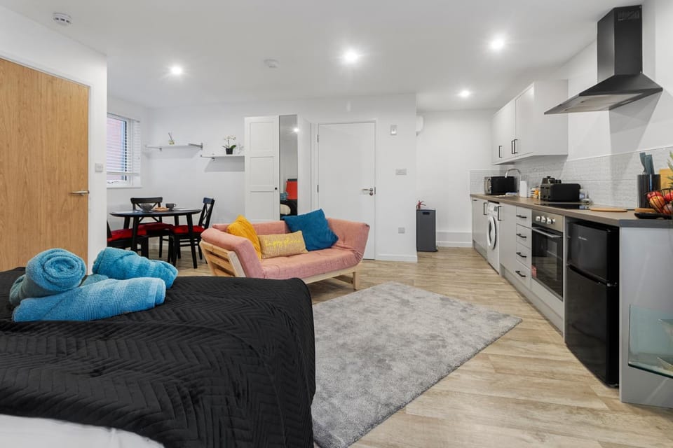 Kitchen or kitchenette, Living room, Seating area, Dining area, Bedroom, dishwasher, oven