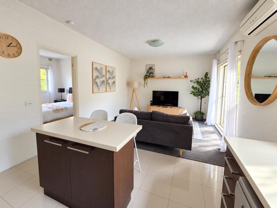 TV and multimedia, Living room, Photo of the whole room, Seating area, Dining area, kitchen, air conditioner
