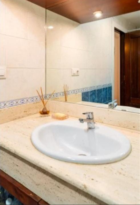 Acogedora Habitacion en apartamento compartido amplio y céntrico Vacation rental in Granada
