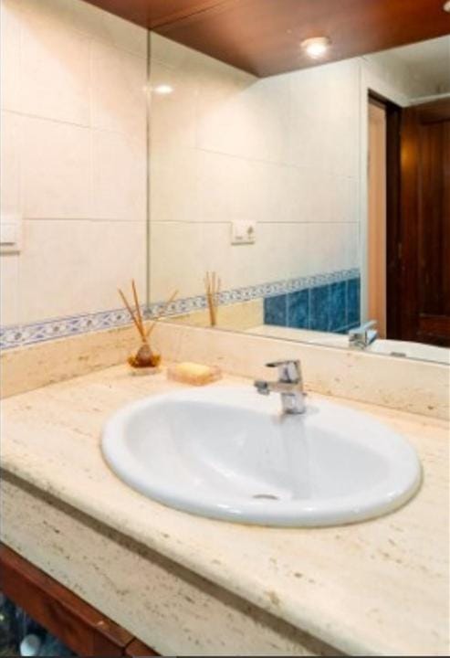 Acogedora Habitacion en apartamento compartido amplio y céntrico Vacation rental in Granada