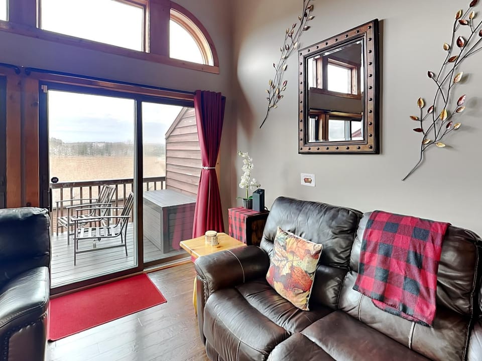 Patio, Hot Tub, View (from property/room), Balcony/Terrace, Living room, Seating area, Garden view, Mountain view, furniture