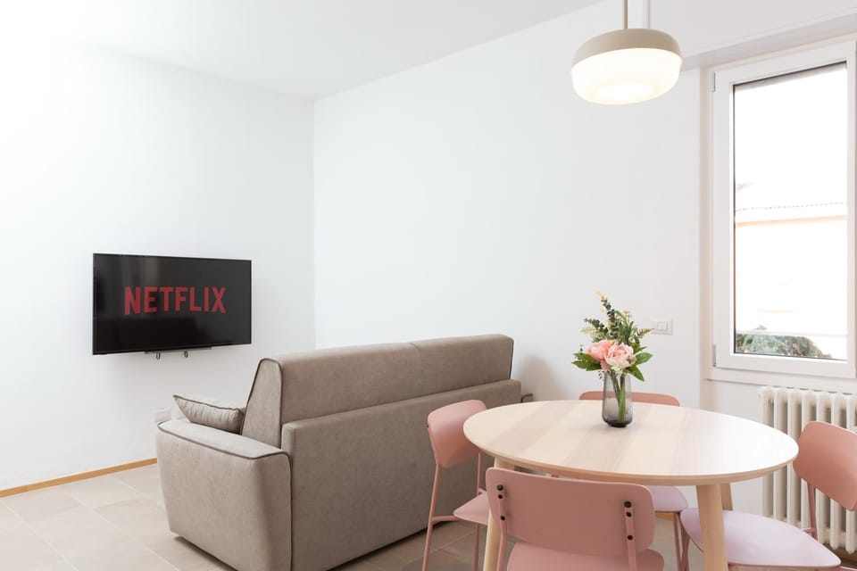 Communal lounge/ TV room, TV and multimedia, Living room, Seating area