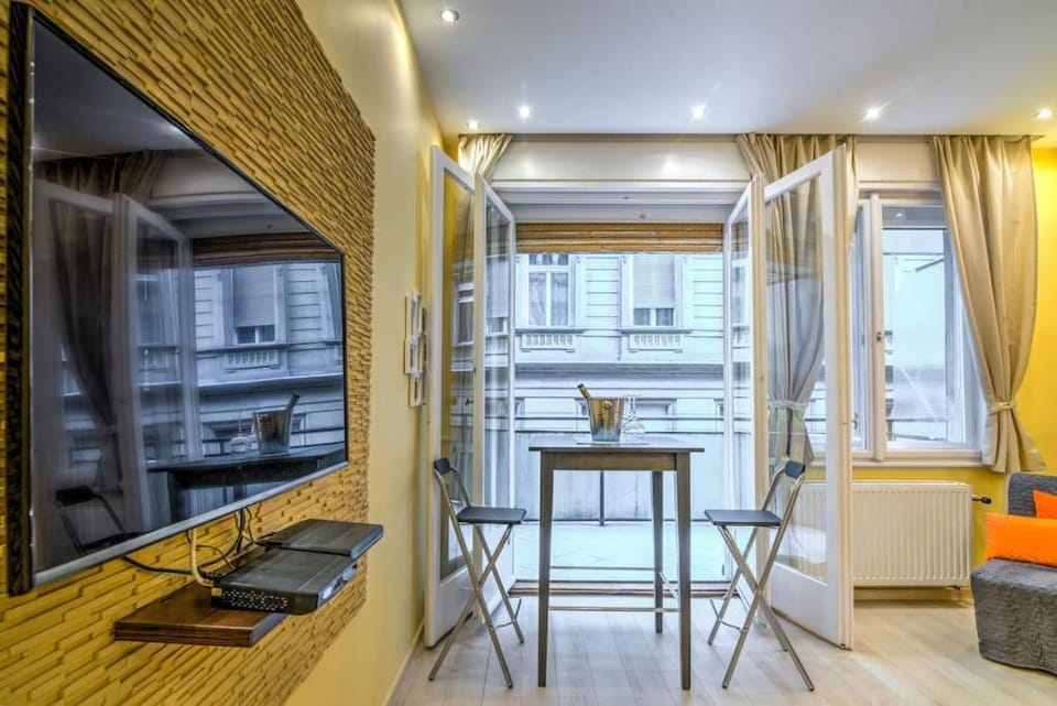 Downtown Charm by NW Apartment in Budapest