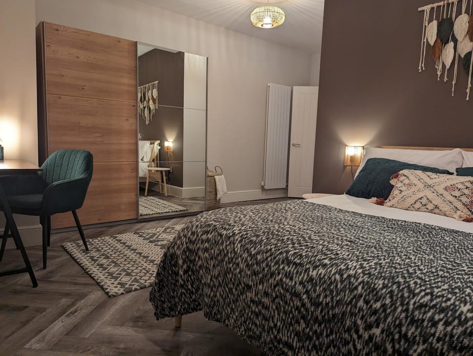 Bed, Photo of the whole room, Bedroom, wardrobe