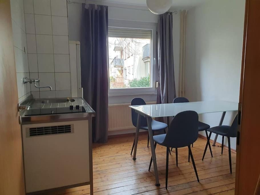 Kitchen or kitchenette, Dining area, stove