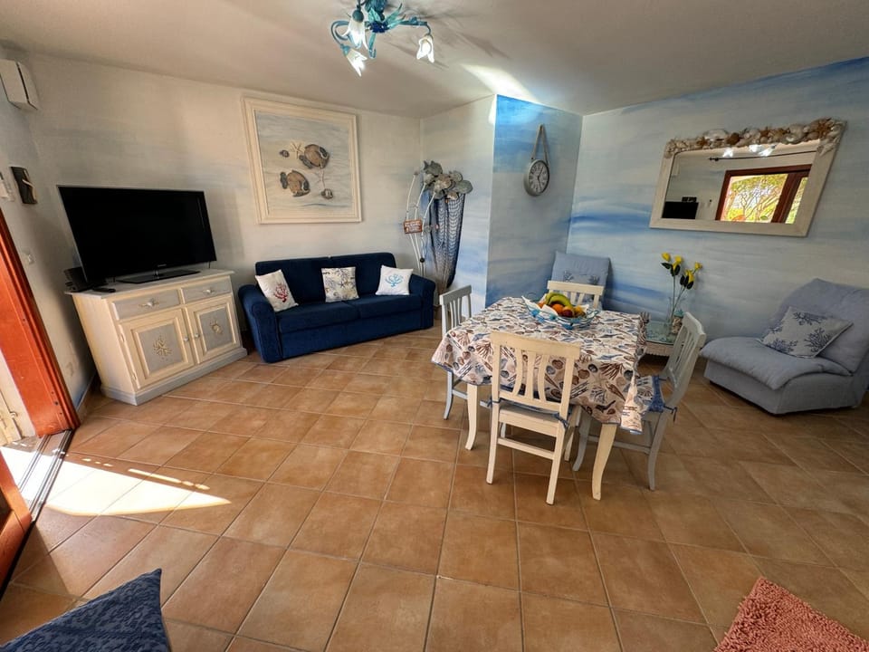 Communal lounge/ TV room, Day, TV and multimedia, Living room, Seating area, Dining area, Evening entertainment, Time of day