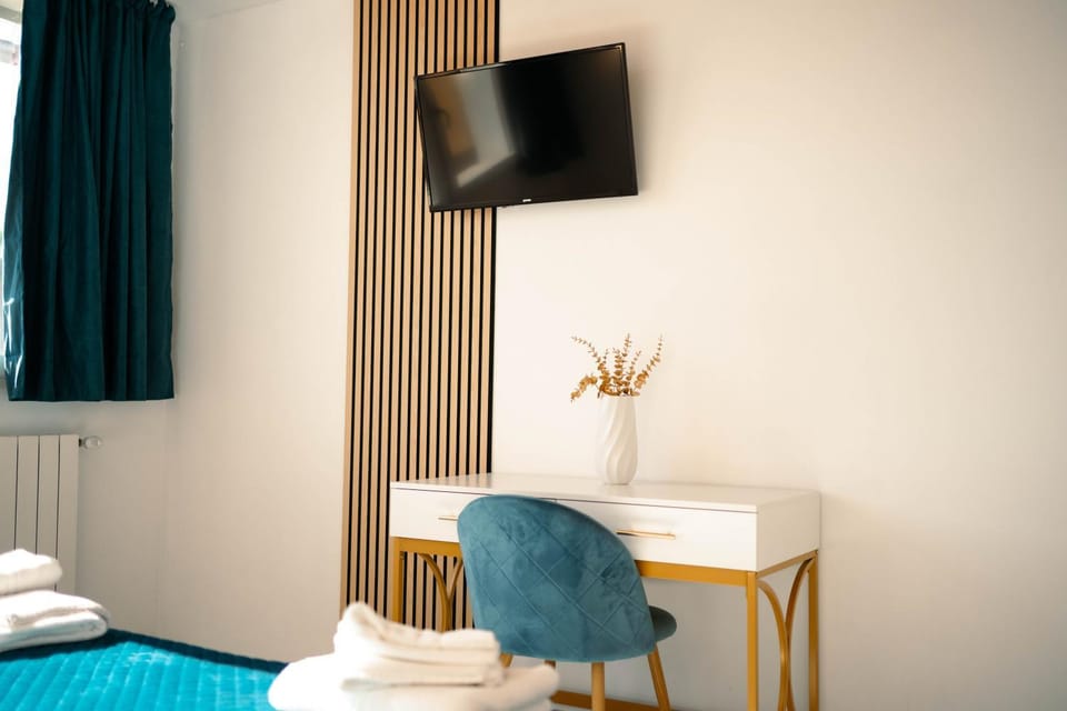 Bed, TV and multimedia, Living room, Photo of the whole room, Seating area, Bedroom, towels