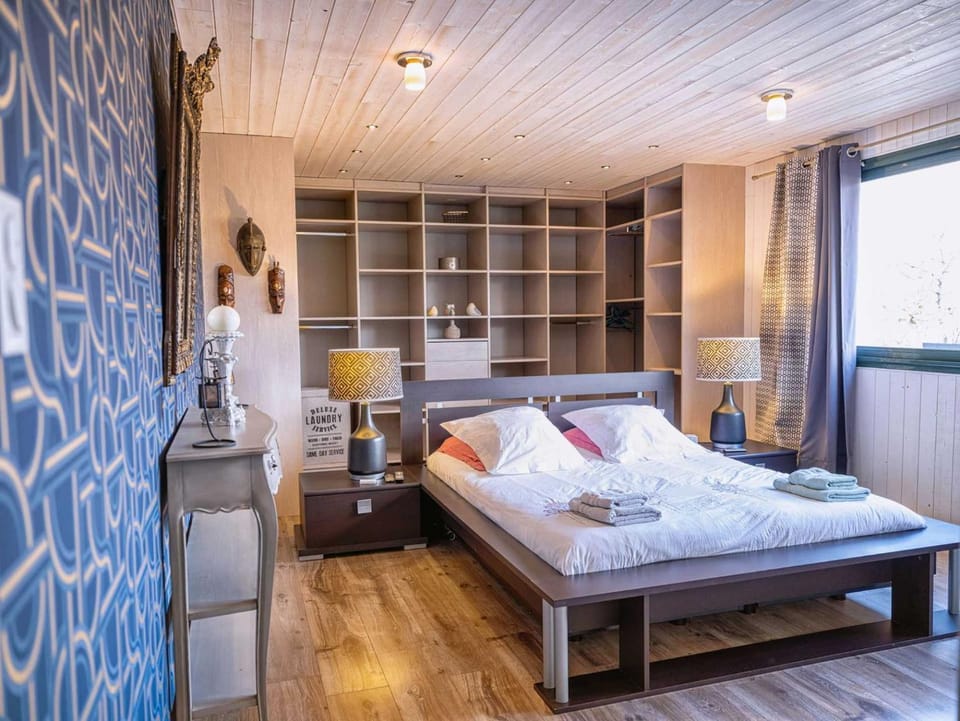 Bed, Bedroom