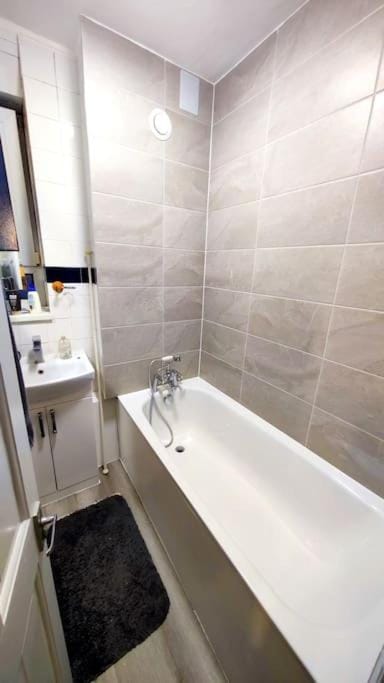 Bathroom, Bath, towels