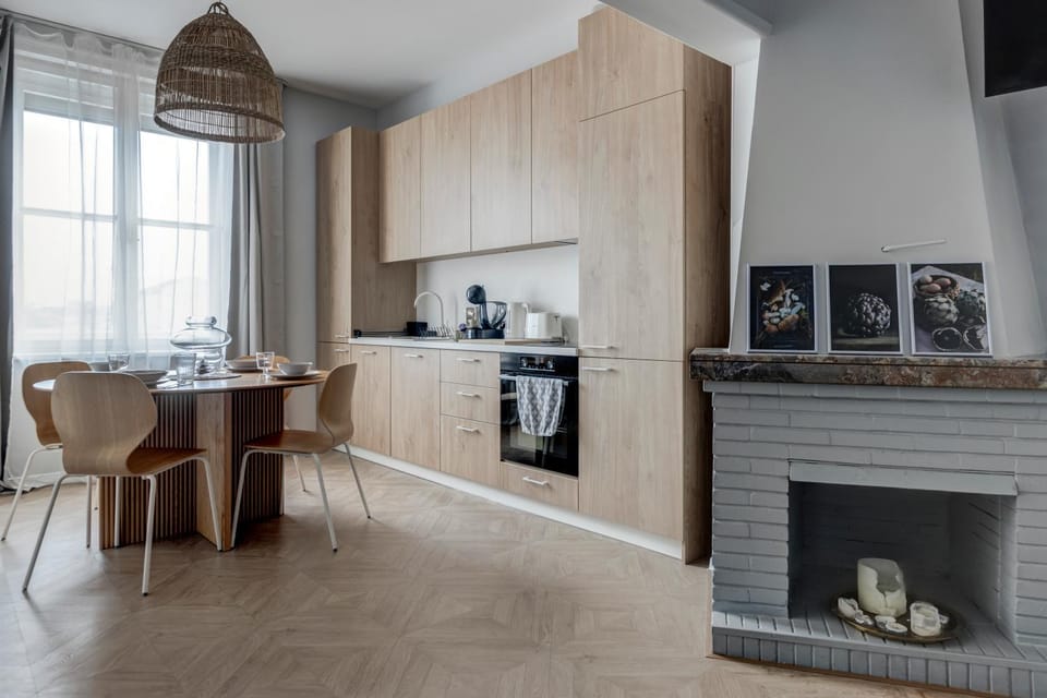Coffee/tea facilities, Kitchen or kitchenette, Dining area, stove