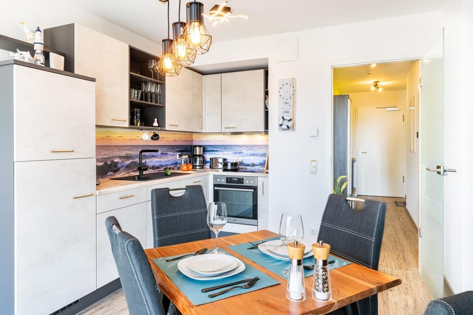 Kitchen or kitchenette, Dining area, minibar, stove