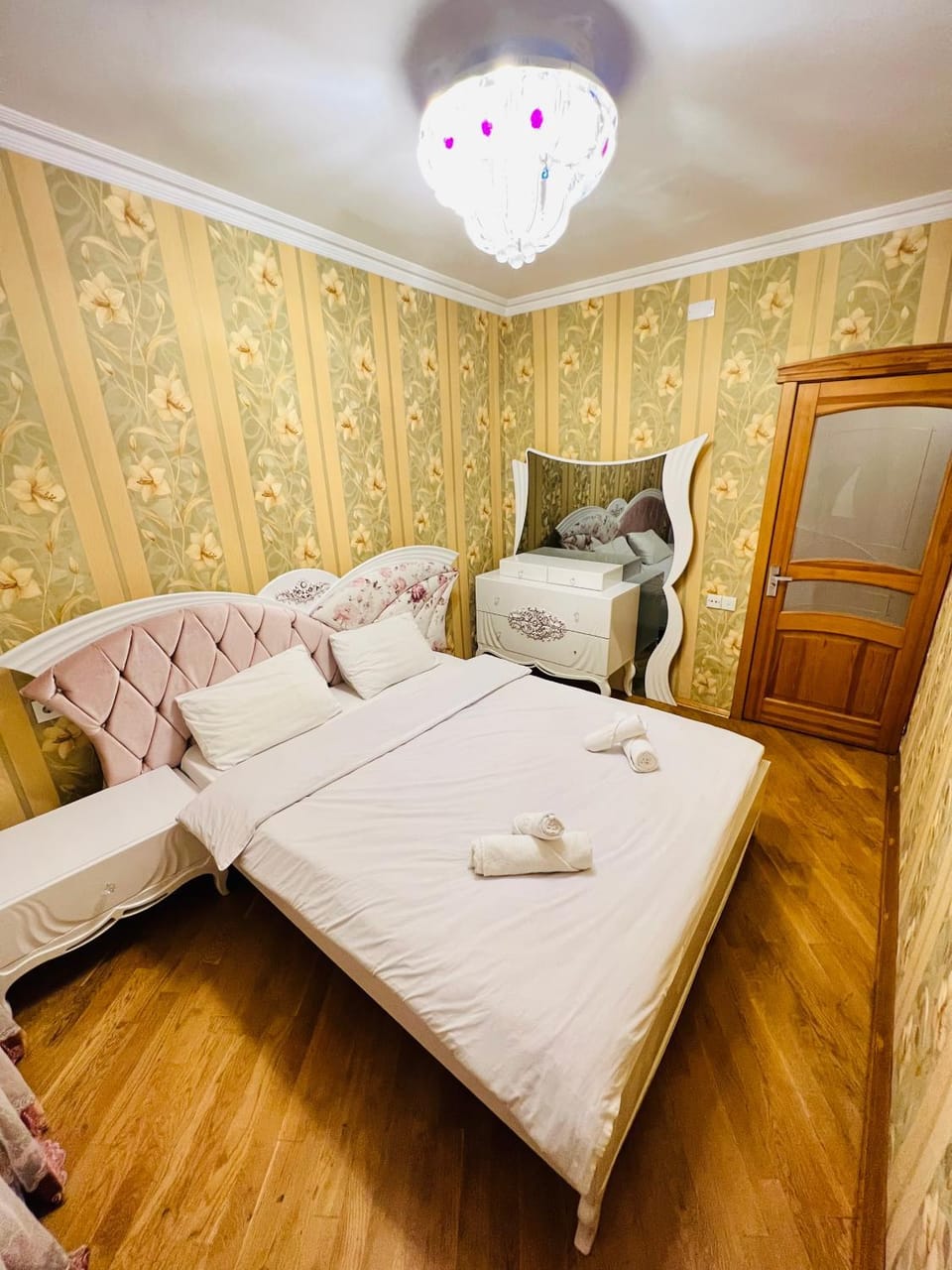 Bed, Bedroom, towels