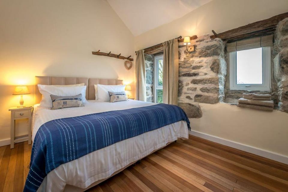 Property building, Bed, Bedroom