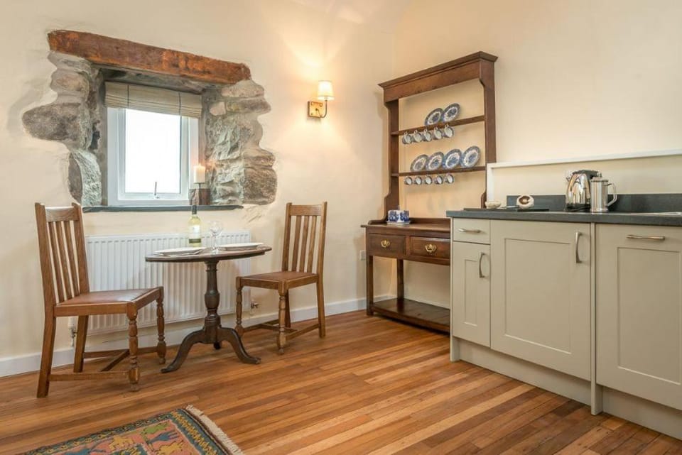 Property building, Kitchen or kitchenette, Dining area