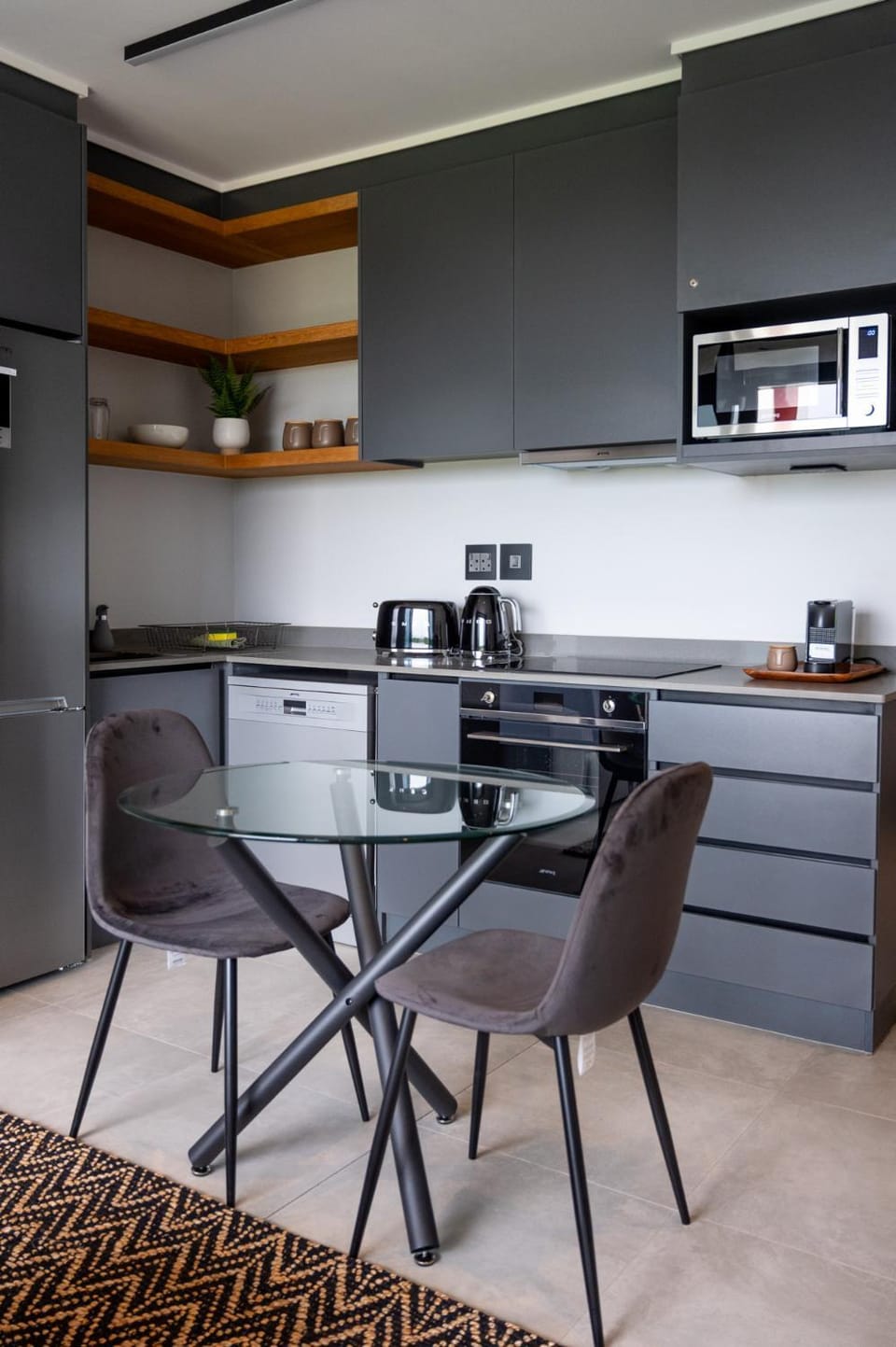 Kitchen or kitchenette, Dining area
