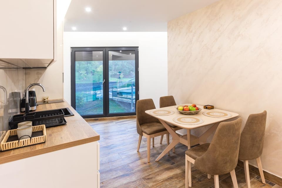 Coffee/tea facilities, Kitchen or kitchenette, Food and drinks, Dining area, stove