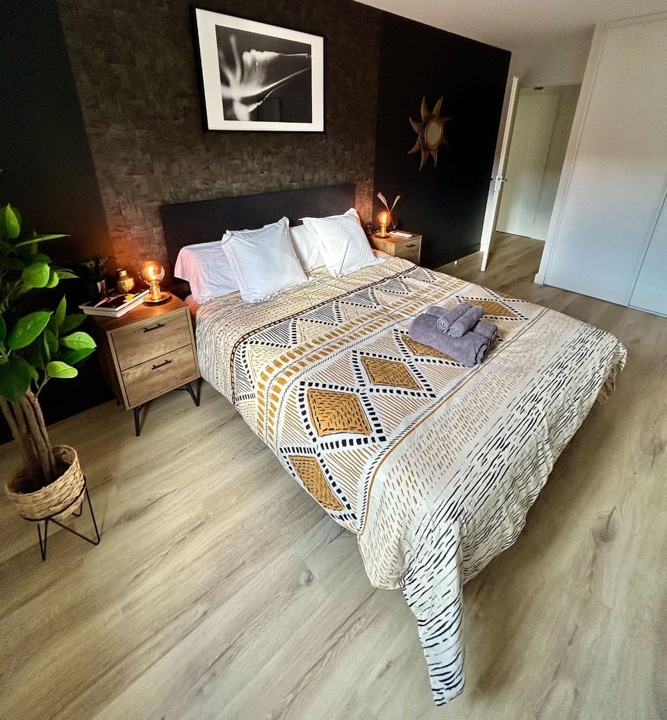 Bed, Photo of the whole room, Decorative detail, Bedroom