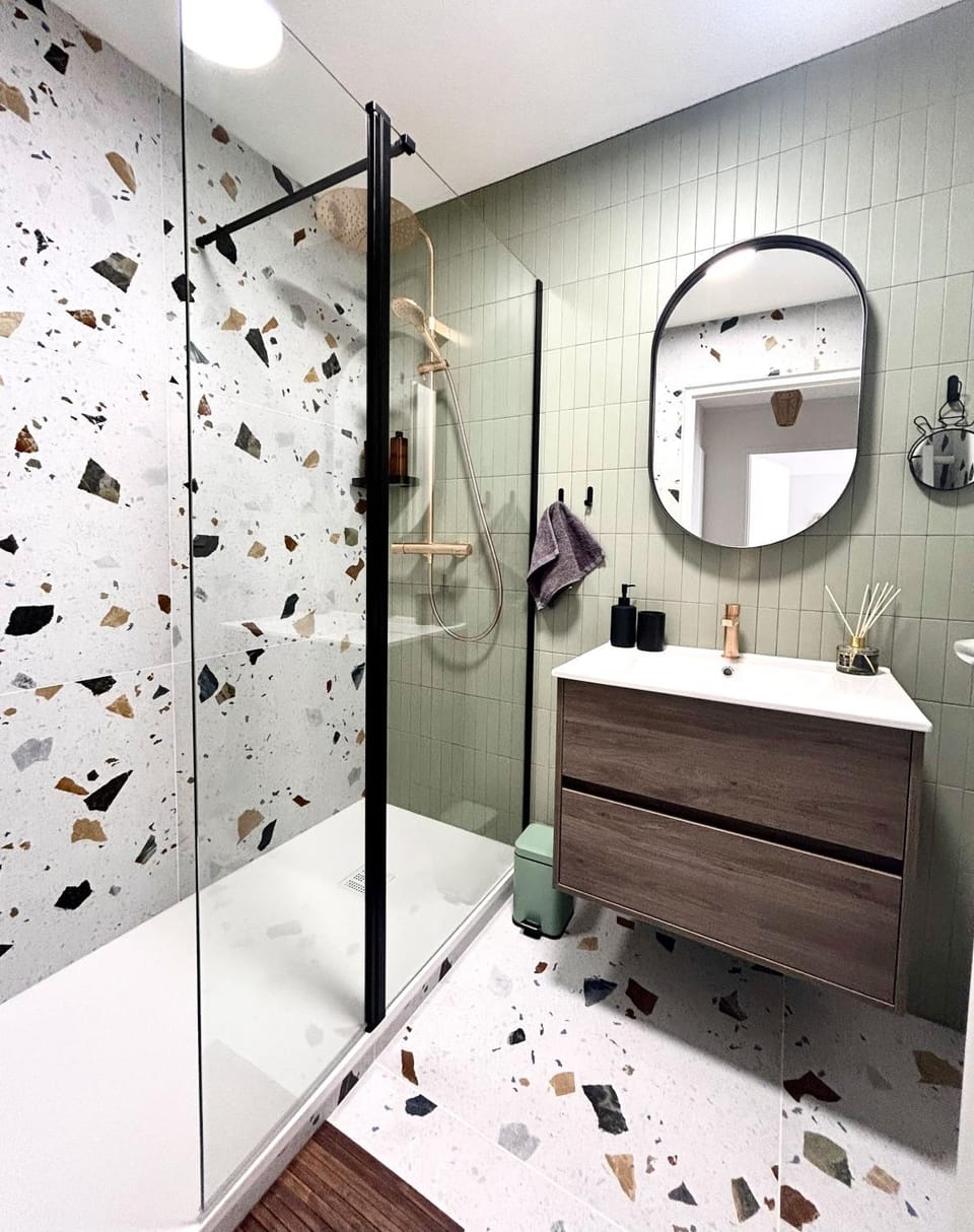 Shower, Bathroom, Decorative detail, heating, towels, air conditioner