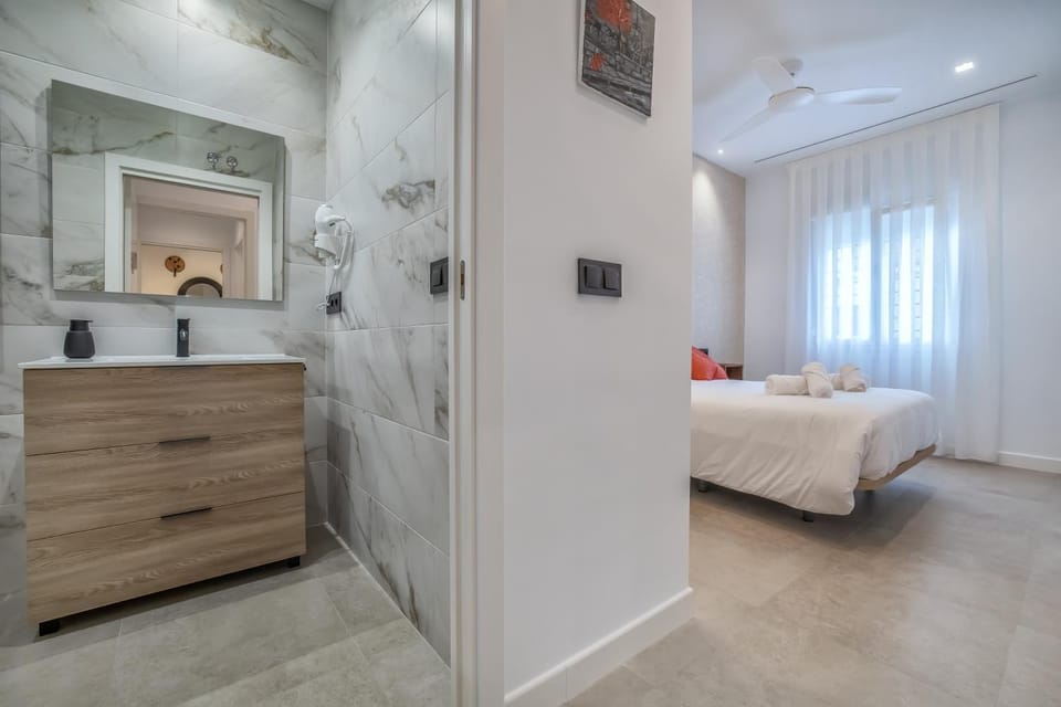 Bed, Bathroom, Bedroom, towels