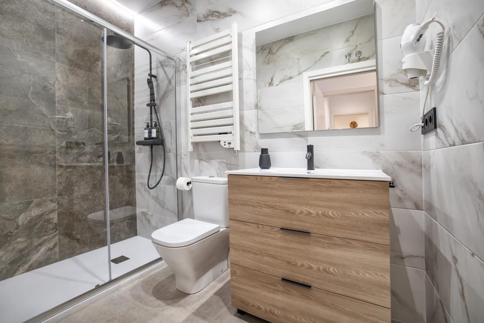 Shower, Toilet, Bathroom, hair dryier, heating