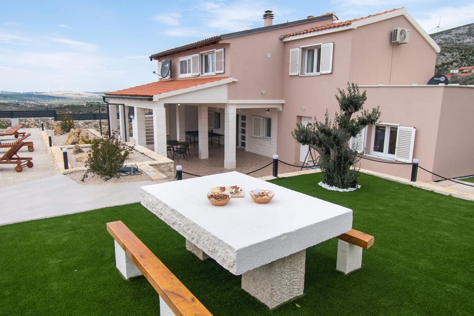 Property building, Patio, Spring, Day, Natural landscape, Garden, View (from property/room), Balcony/Terrace, Garden view, Mountain view, Pool view, sunbed