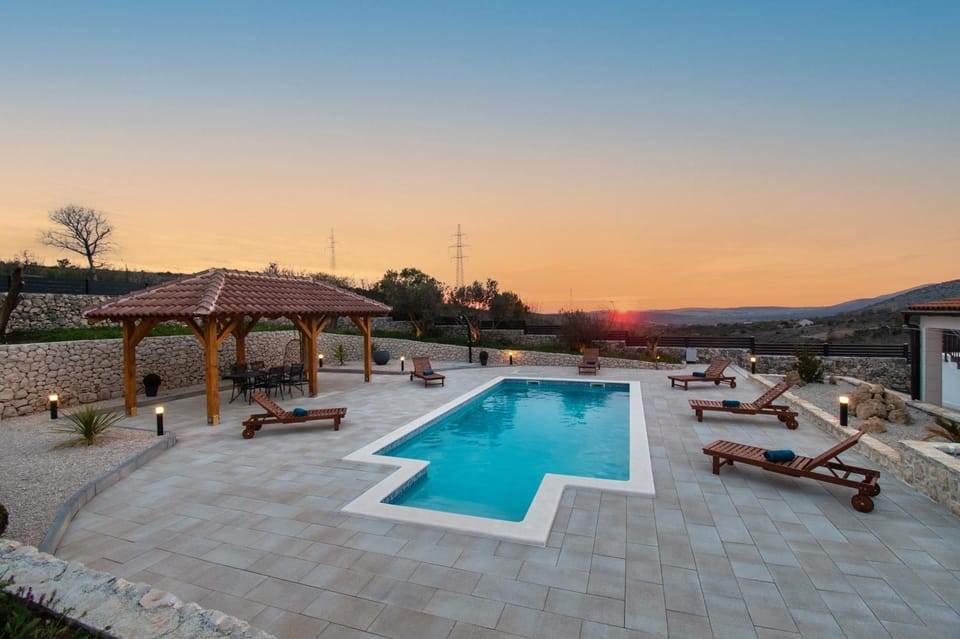Patio, Day, Natural landscape, Mountain view, Pool view, Swimming pool, Sunrise, Sunset, sunbed