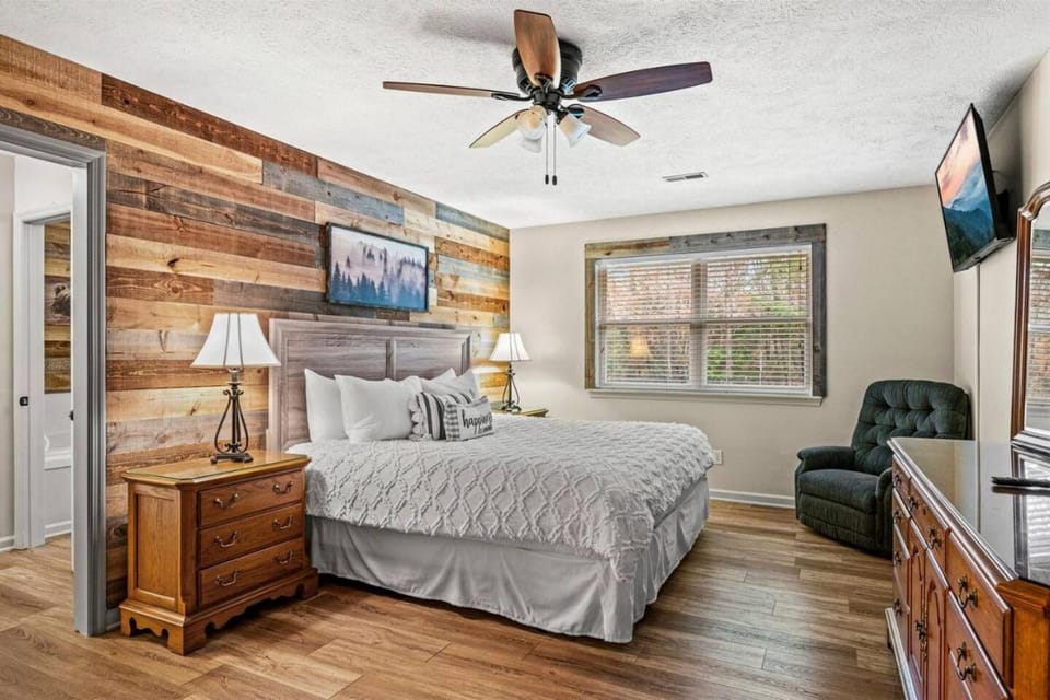 Mountain View | Pool Table | Hot Tub | Fire Pit | Fenced Yard | Pets House in Sevier County